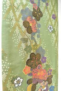 青磁色に鹿の子格子垣と古典花の染模様美しい正絹紬袷着物